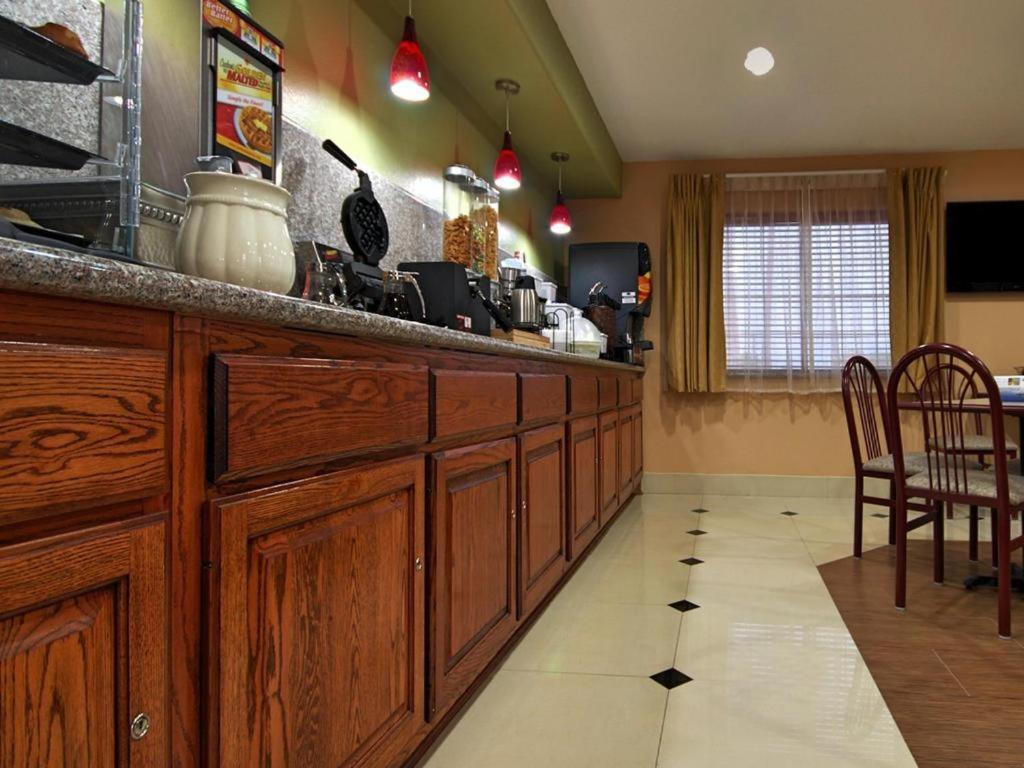 Americas Best Value Inn Sinton Bagian luar foto
