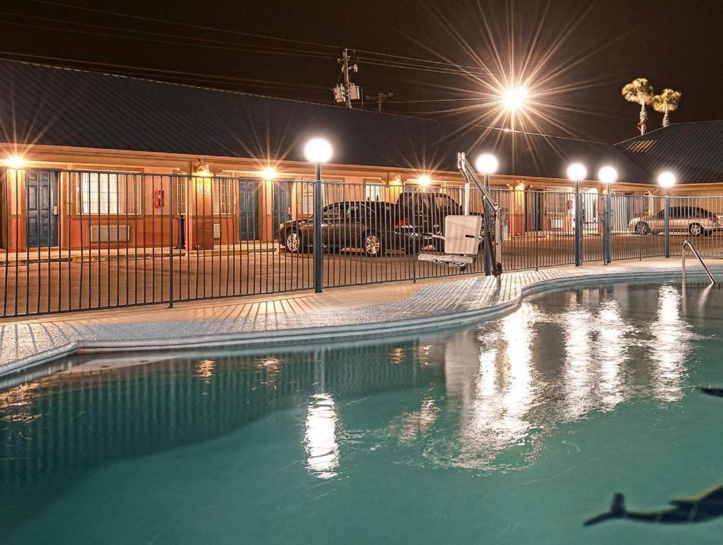 Americas Best Value Inn Sinton Bagian luar foto